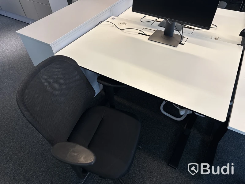 3 st. Höj- och sänkbara skrivbord, 3 st. kontorsstolar och 3 st. datorskärmar