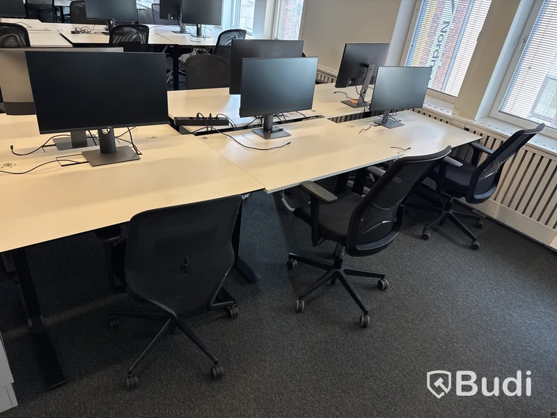 3 st. Höj- och sänkbara skrivbord, 3 st. kontorsstolar och 3 st. datorskärmar