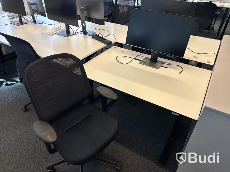 3 st. Höj- och sänkbara skrivbord, 3 st. kontorsstolar och 3 st. datorskärmar