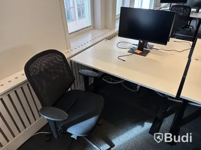 3 st. Höj- och sänkbara skrivbord, 3 st. kontorsstolar och 3 st. datorskärmar