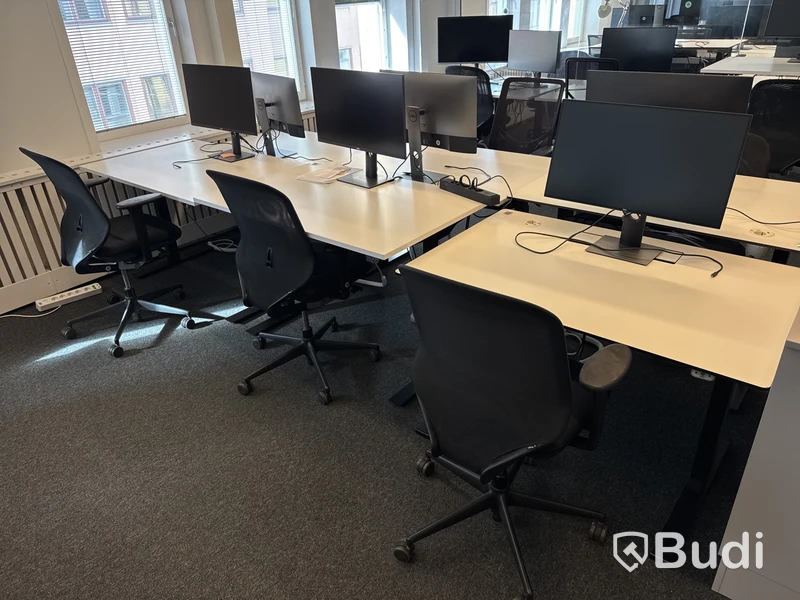 3 st. Höj- och sänkbara skrivbord, 3 st. kontorsstolar och 3 st. datorskärmar
