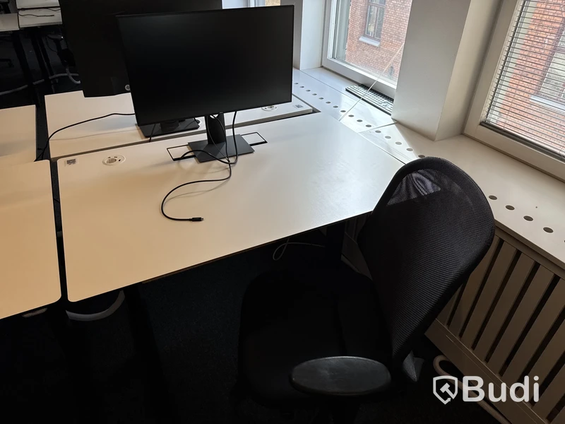 3 st. Höj- och sänkbara skrivbord, 3 st. kontorsstolar och 3 st. datorskärmar