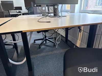 3 st. Höj- och sänkbara skrivbord, 3 st. kontorsstolar och 3 st. datorskärmar