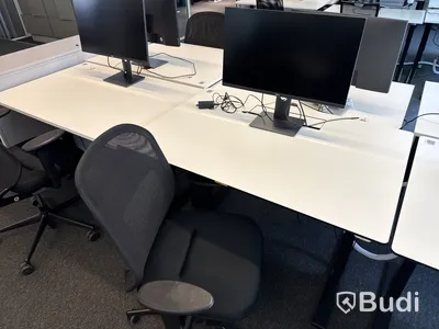 3 st. Höj- och sänkbara skrivbord, 3 st. kontorsstolar och 3 st. datorskärmar