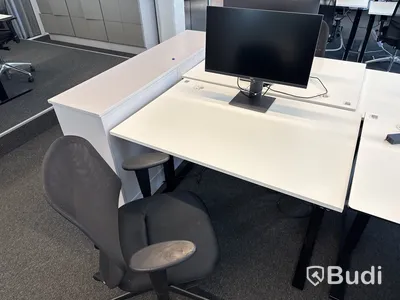 3 st. Höj- och sänkbara skrivbord, 3 st. kontorsstolar och 3 st. datorskärmar