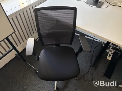 Höj- och sänkbart skrivbord med kontorsstol och datorskärm