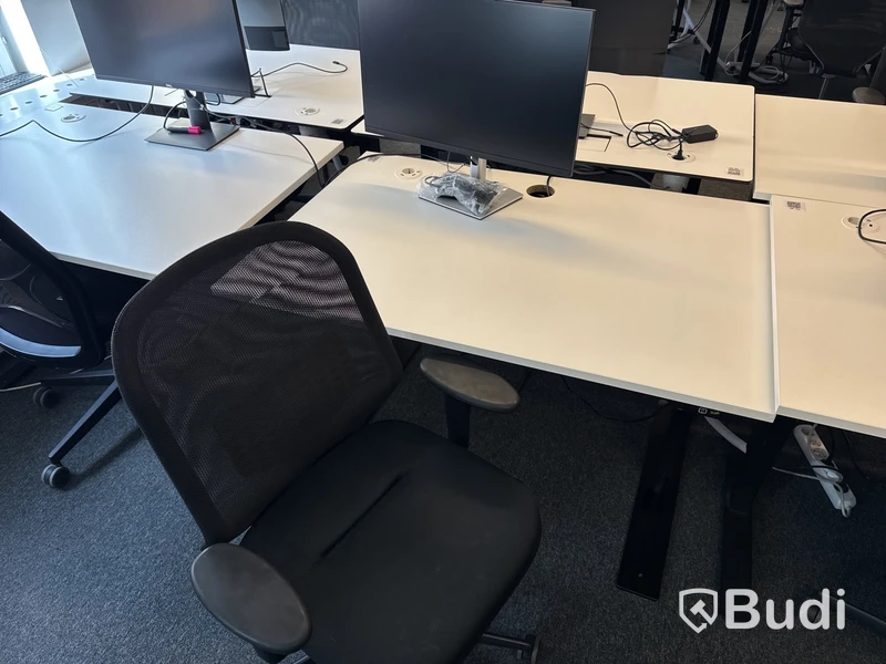 3 st. Höj- och sänkbara skrivbord, 3 st. kontorsstolar och 3 st. datorskärmar