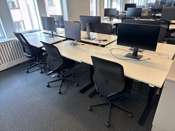 3 st. Höj- och sänkbara skrivbord, 3 st. kontorsstolar och 3 st. datorskärmar