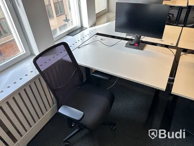 3 st. Höj- och sänkbara skrivbord, 3 st. kontorsstolar och 3 st. datorskärmar