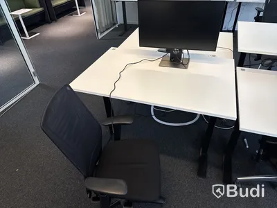 3 st. Höj- och sänkbara skrivbord, 3 st. kontorsstolar och 3 st. datorskärmar