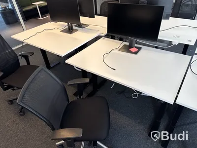 3 st. Höj- och sänkbara skrivbord, 3 st. kontorsstolar och 3 st. datorskärmar
