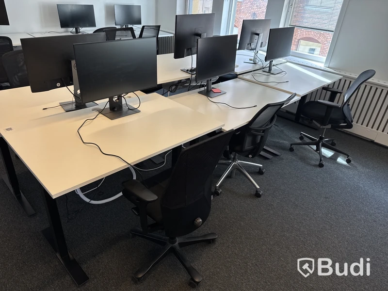 3 st. Höj- och sänkbara skrivbord, 3 st. kontorsstolar och 3 st. datorskärmar