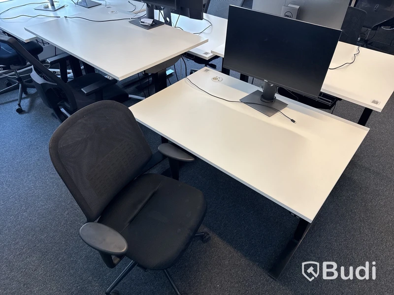 3 st. Höj- och sänkbara skrivbord, 3 st. kontorsstolar och 3 st. datorskärmar