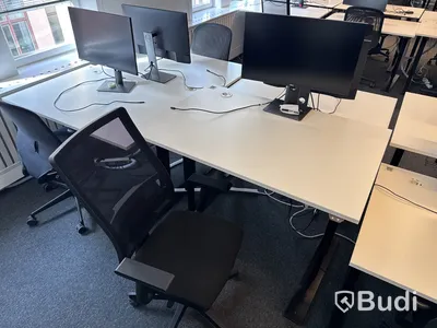 3 st. Höj- och sänkbara skrivbord, 3 st. kontorsstolar och 3 st. datorskärmar