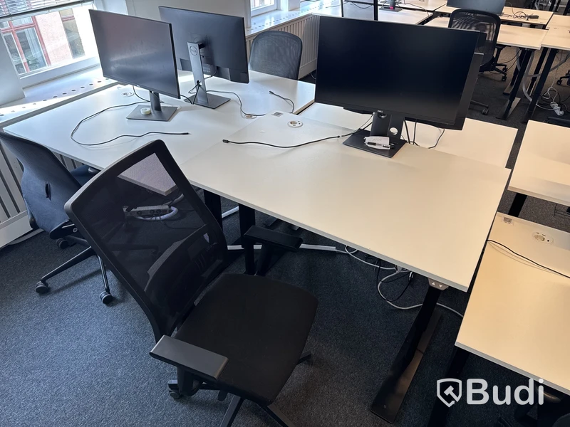 3 st. Höj- och sänkbara skrivbord, 3 st. kontorsstolar och 3 st. datorskärmar