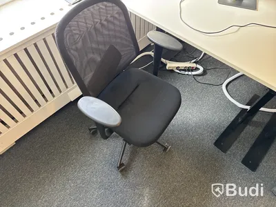 3 st. Höj- och sänkbara skrivbord, 3 st. kontorsstolar och 3 st. datorskärmar