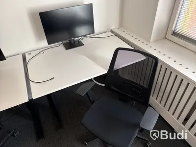 3 st. Höj- och sänkbara skrivbord, 3 st. kontorsstolar och 3 st. datorskärmar