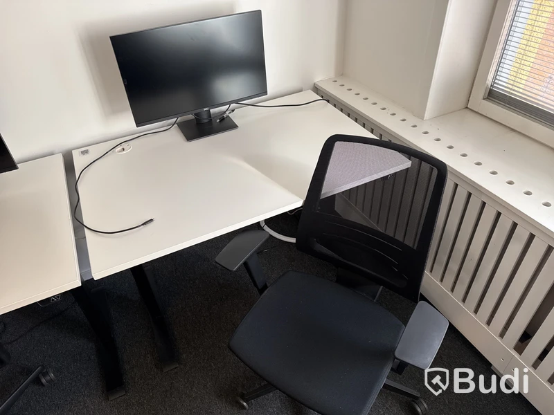 3 st. Höj- och sänkbara skrivbord, 3 st. kontorsstolar och 3 st. datorskärmar