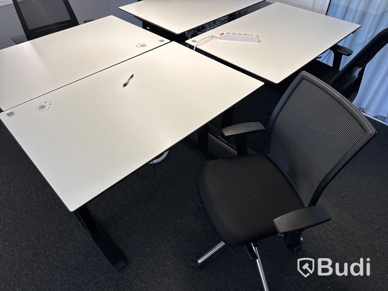 4 st. höj- och sänkbara skrivbord och 4 st. kontorsstolar