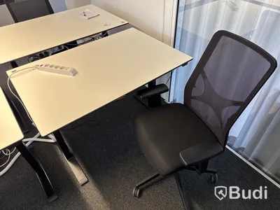 4 st. höj- och sänkbara skrivbord och 4 st. kontorsstolar