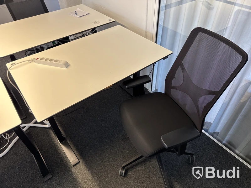 4 st. höj- och sänkbara skrivbord och 4 st. kontorsstolar