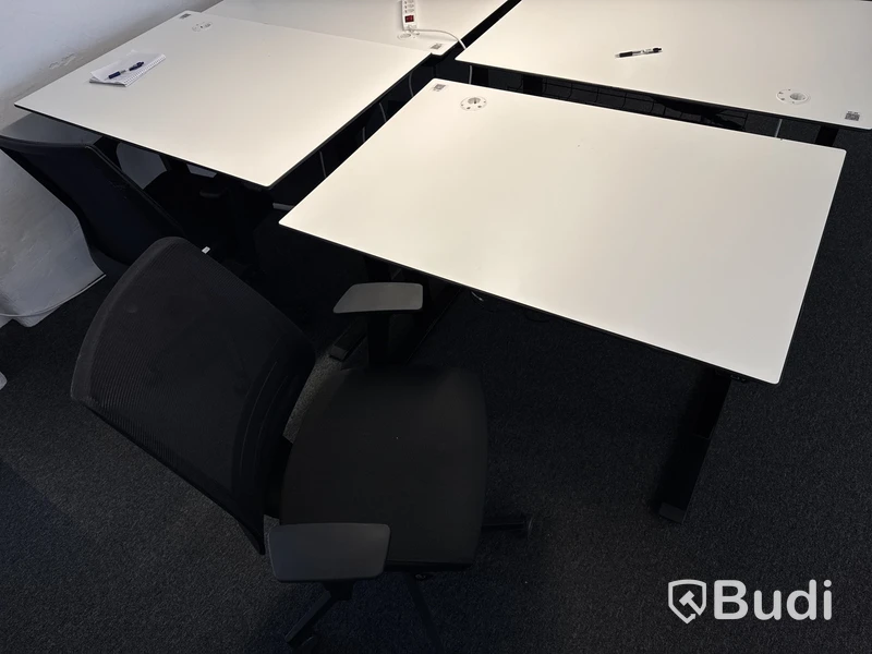 4 st. höj- och sänkbara skrivbord och 4 st. kontorsstolar