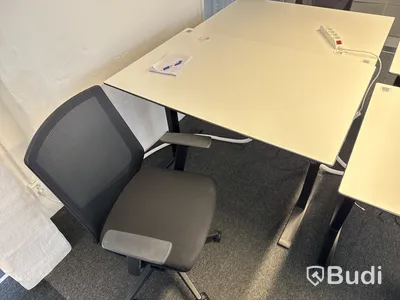 4 st. höj- och sänkbara skrivbord och 4 st. kontorsstolar