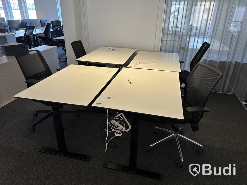 4 st. höj- och sänkbara skrivbord och 4 st. kontorsstolar
