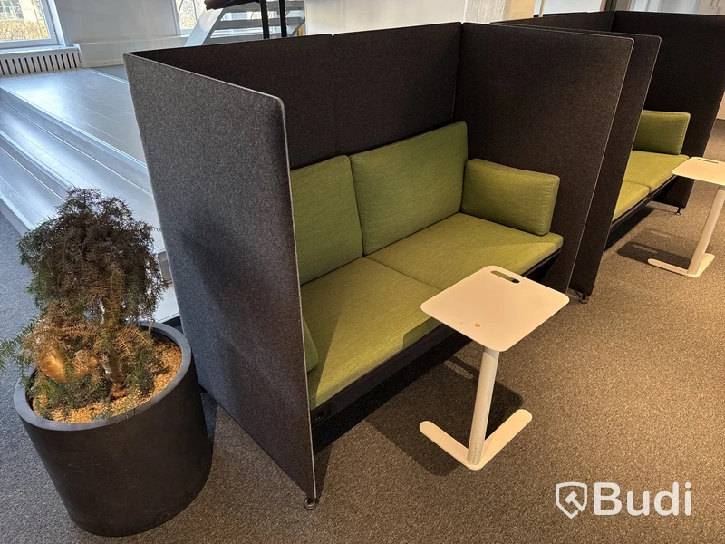 Ljudabsorberande soffa med bord och ljudabsorberande lampa