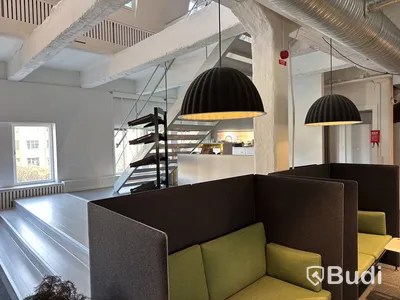 Ljudabsorberande soffa med bord och ljudabsorberande lampa