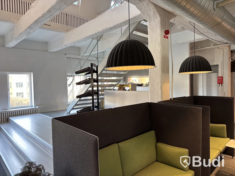 Ljudabsorberande soffa med bord och ljudabsorberande lampa