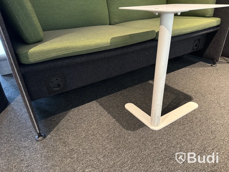 Ljudabsorberande soffa med bord och ljudabsorberande lampa