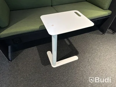 Ljudabsorberande soffa med bord och ljudabsorberande lampa