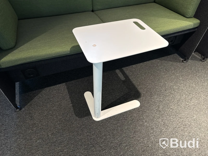 Ljudabsorberande soffa med bord och ljudabsorberande lampa