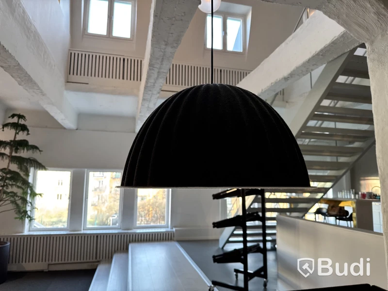 Ljudabsorberande soffa med bord och ljudabsorberande lampa