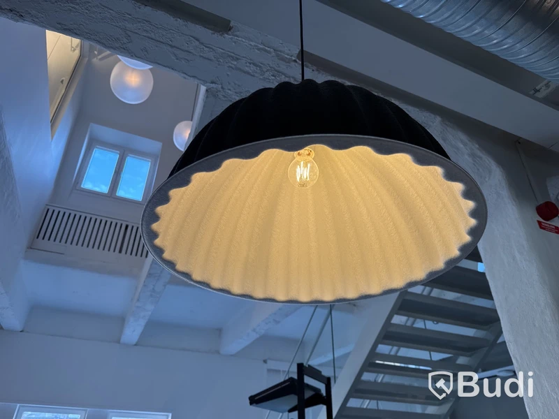 Ljudabsorberande soffa med bord och ljudabsorberande lampa