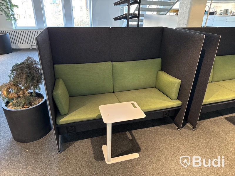 Ljudabsorberande soffa med bord och ljudabsorberande lampa