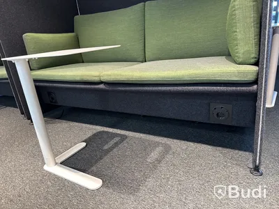 Ljudabsorberande soffa med bord och ljudabsorberande lampa