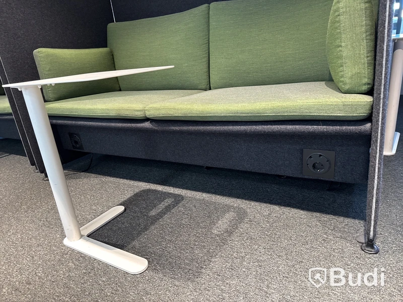 Ljudabsorberande soffa med bord och ljudabsorberande lampa