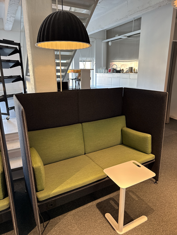 Ljudabsorberande soffa med bord och ljudabsorberande lampa