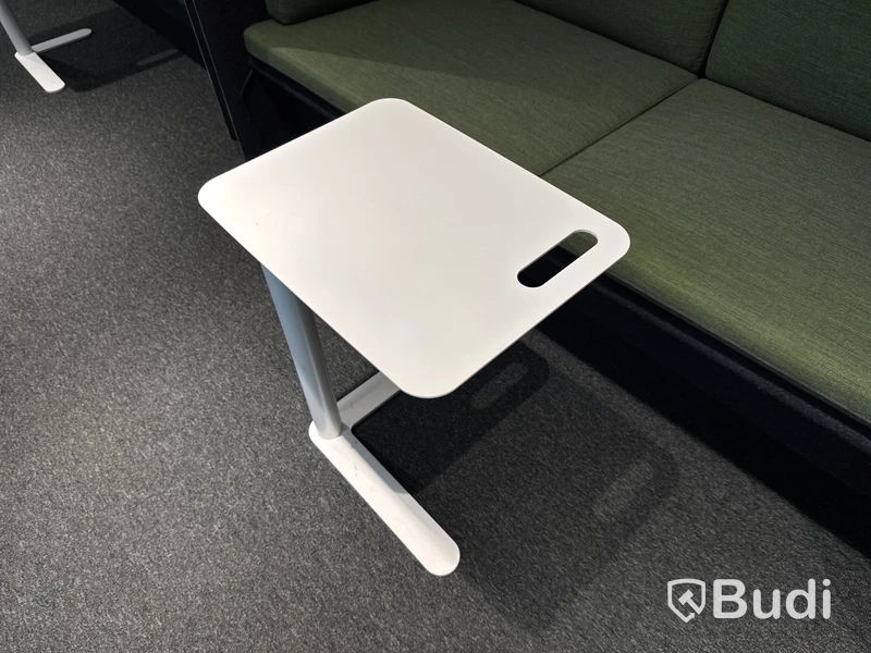 Ljudabsorberande soffa med bord och ljudabsorberande lampa