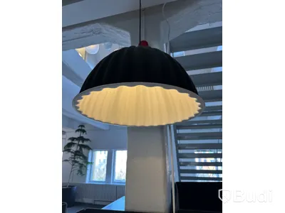 Ljudabsorberande soffa med bord och ljudabsorberande lampa