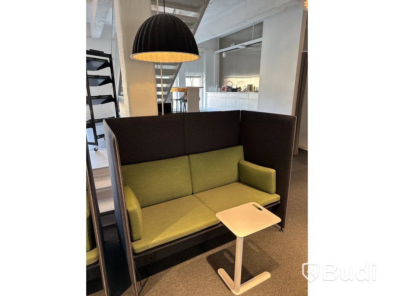 Ljudabsorberande soffa med bord och ljudabsorberande lampa