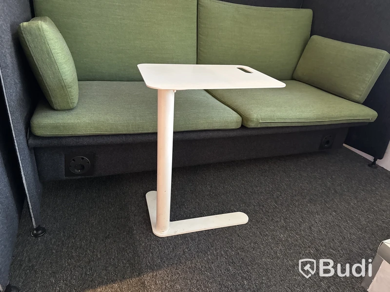 Ljudabsorberande soffa med bord och ljudabsorberande lampa