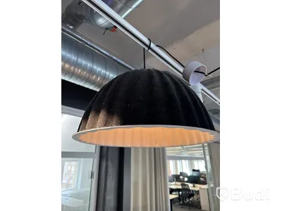 Ljudabsorberande soffa med bord och ljudabsorberande lampa