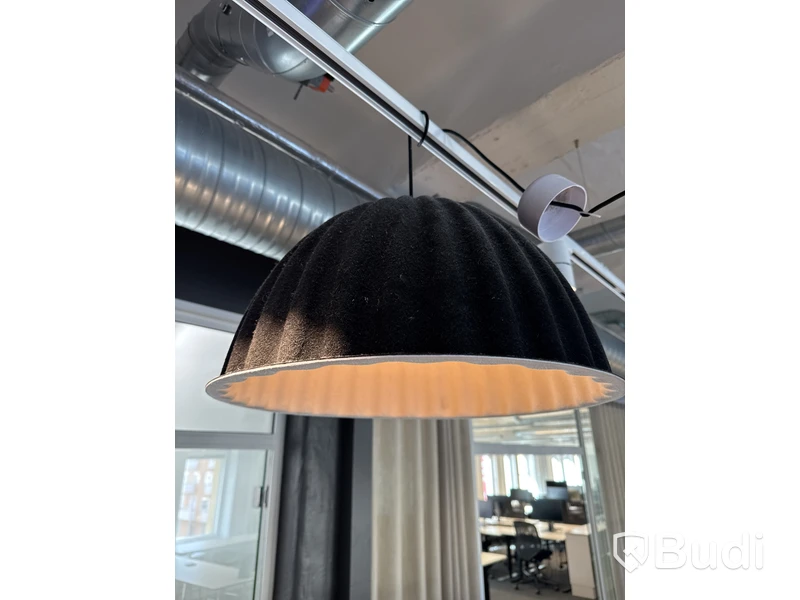 Ljudabsorberande soffa med bord och ljudabsorberande lampa