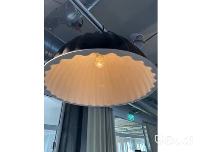 Ljudabsorberande soffa med bord och ljudabsorberande lampa