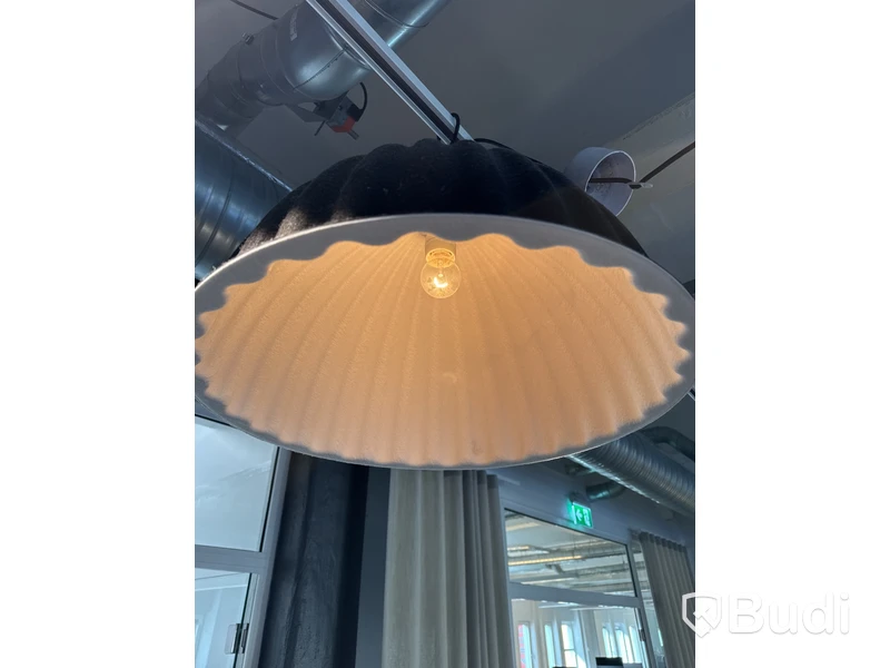 Ljudabsorberande soffa med bord och ljudabsorberande lampa