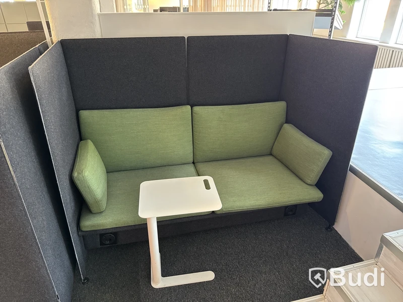 Ljudabsorberande soffa med bord och ljudabsorberande lampa