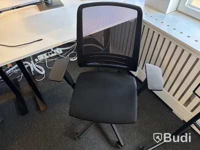 Höj- och sänkbart skrivbord med kontorsstol och datorskärm